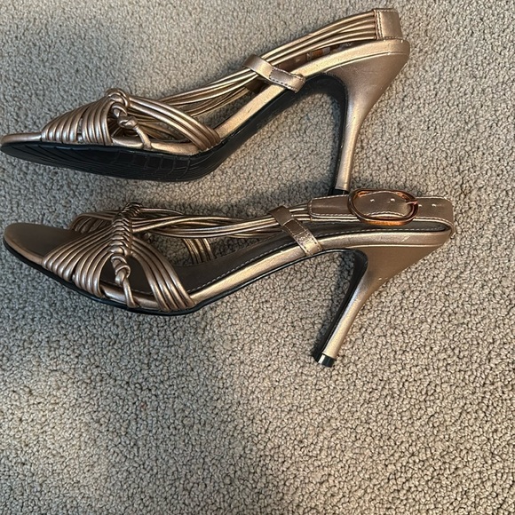 Worthington Gold Heels with Elegant Criss-Cross Straps - Picture 2 of 5